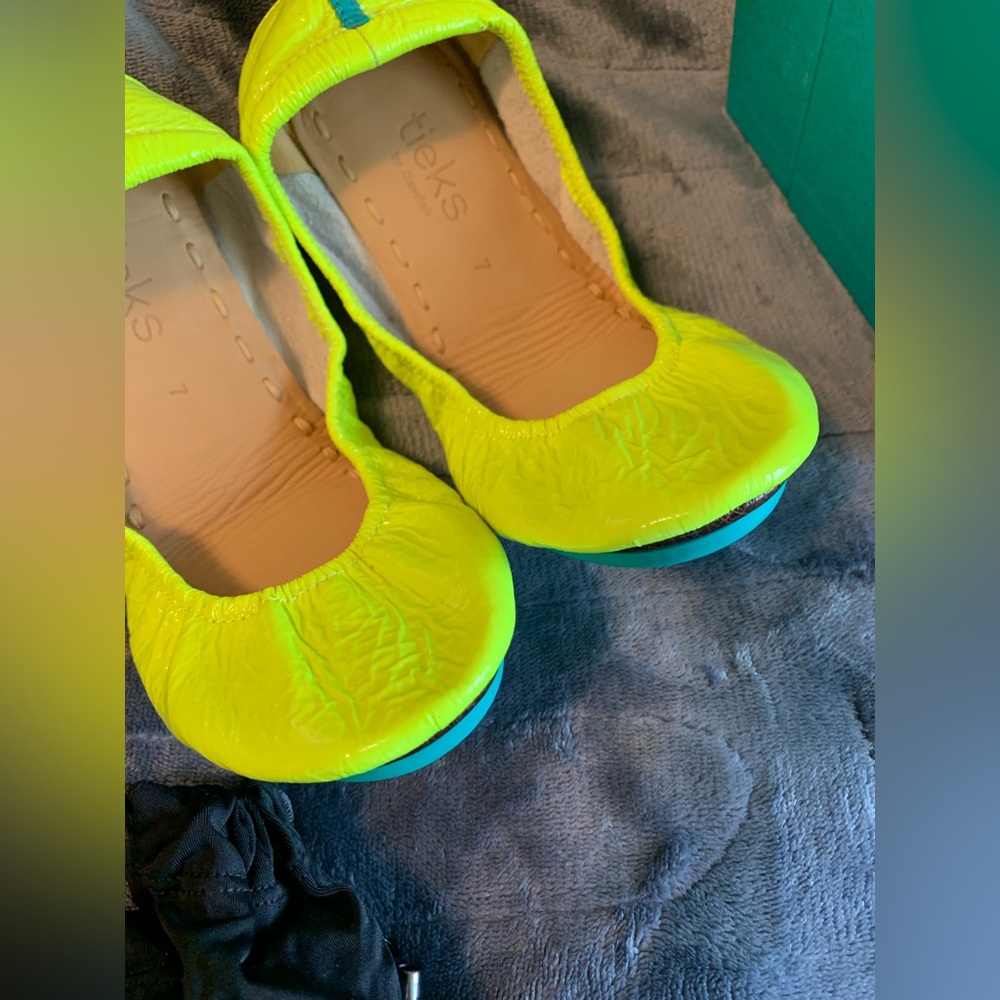 New In Box Women’s Tieks Unmellow Yellow size 7 - Picture 2 of 6